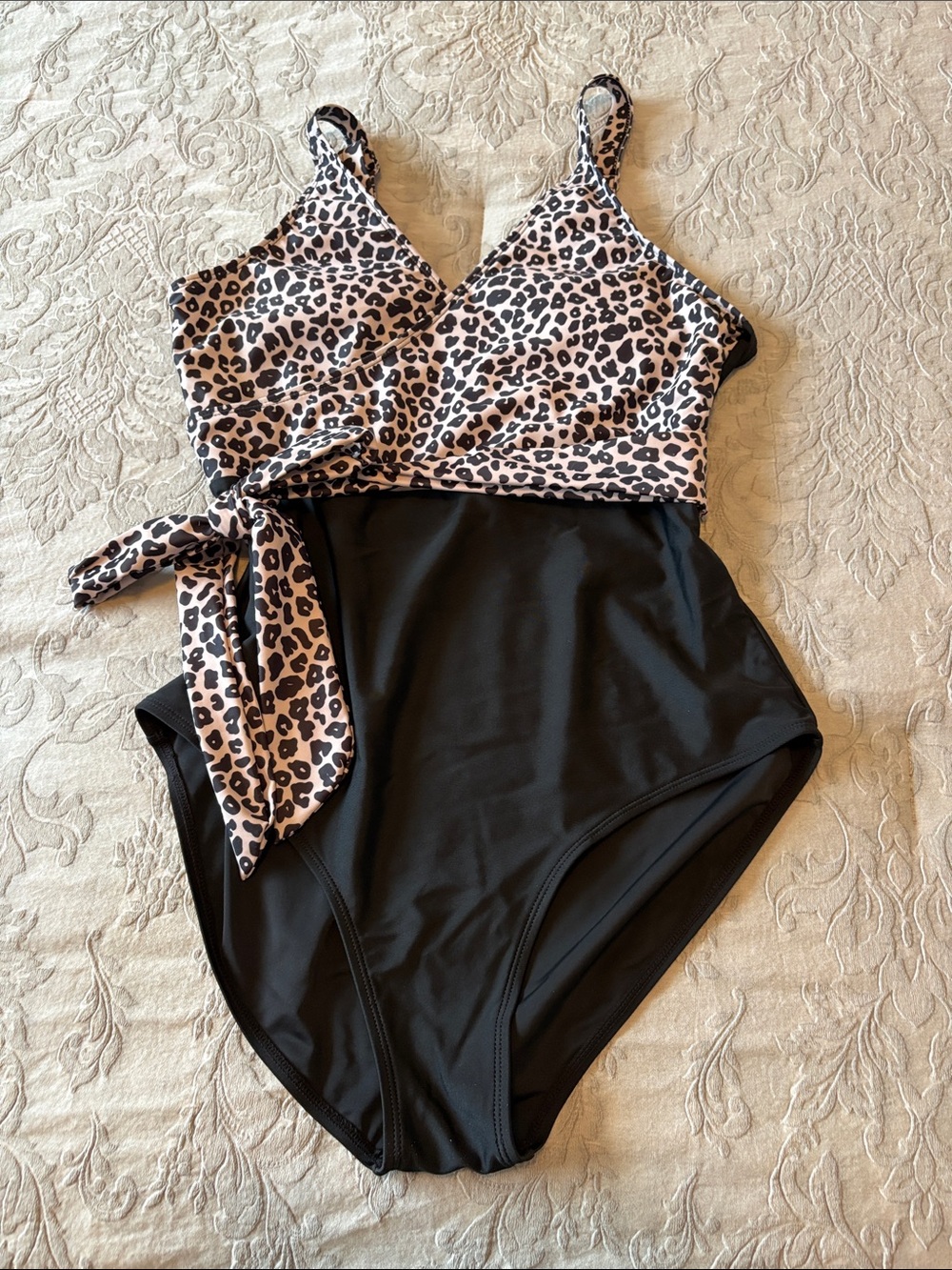 Chic Leopard Print One-Piece Swimsuit